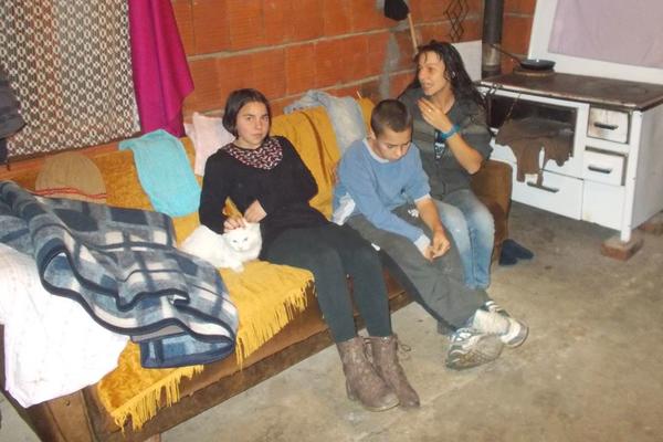 NAJGORE JE KAD MAMA PLAČE JER NEMAMO ŠTA DA JEDEMO: Pakao šestočlane porodice iz Vranja! (FOTO)