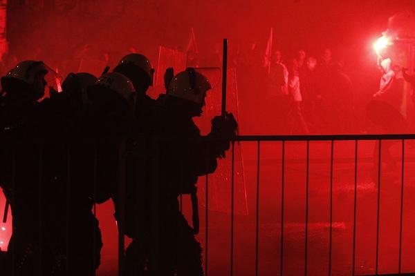 NEREDI U FRANCUSKOJ NE PRESTAJU: Huligani ponovo uleteli na teren pa izazvali novi sukob! (VIDEO)