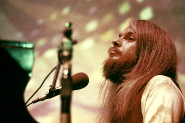 Napustila nas još jedna muzička zvezda: Preminuo pevač posle teške operacije srca!