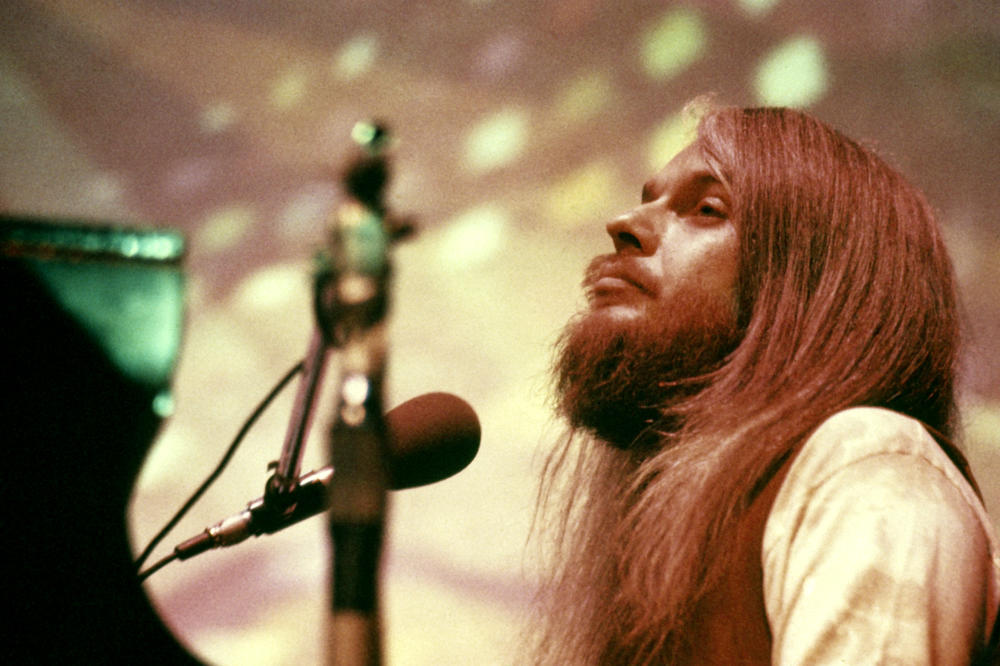 Napustila nas još jedna muzička zvezda: Preminuo pevač posle teške operacije srca!