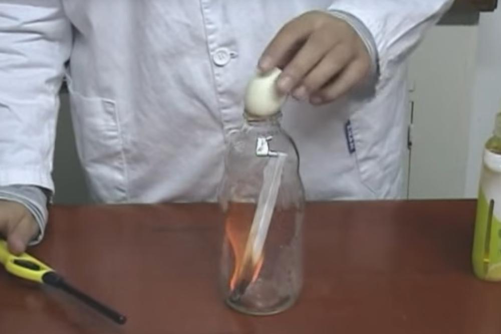 Srpskim đacima uspelo NEMOGUĆE! Ugurali su jaje u FLAŠU! (VIDEO)