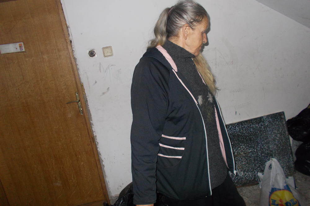 SINE, OPROSTI ŠTO KOPAM PO KONTEJNERIMA! Stanka i njen sin godinama žive u mraku, sa pacovima! (FOTO)