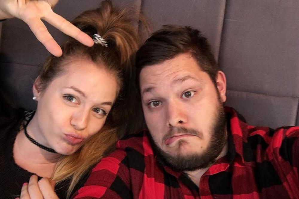 Poslali su me na Sajam nameštaja da radim. Onda sam legla u krevet s kolegom i opalila par selfija! (FOTO) (ANKETA)