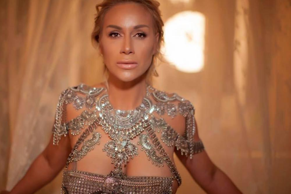 SKINULA SE U BIKINI I ODUŠEVILA SVE! Pevačica pokazala nikad veće grudi! (VIDEO)