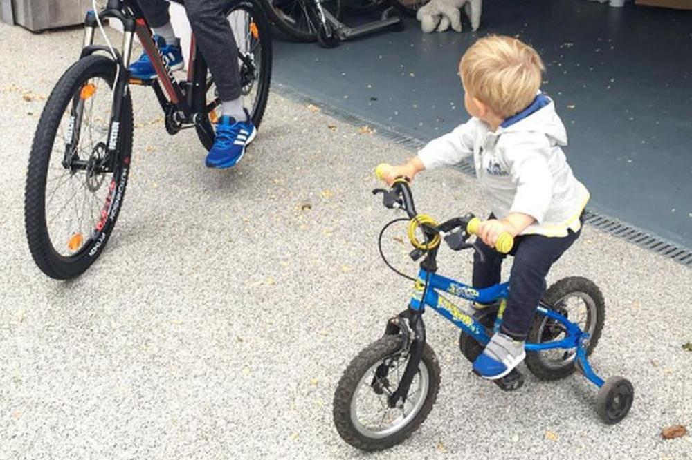 UZBUNA U KUĆI ĐOKOVIĆ! Noletov sin povredio ruku! Stavljen mu je gips!