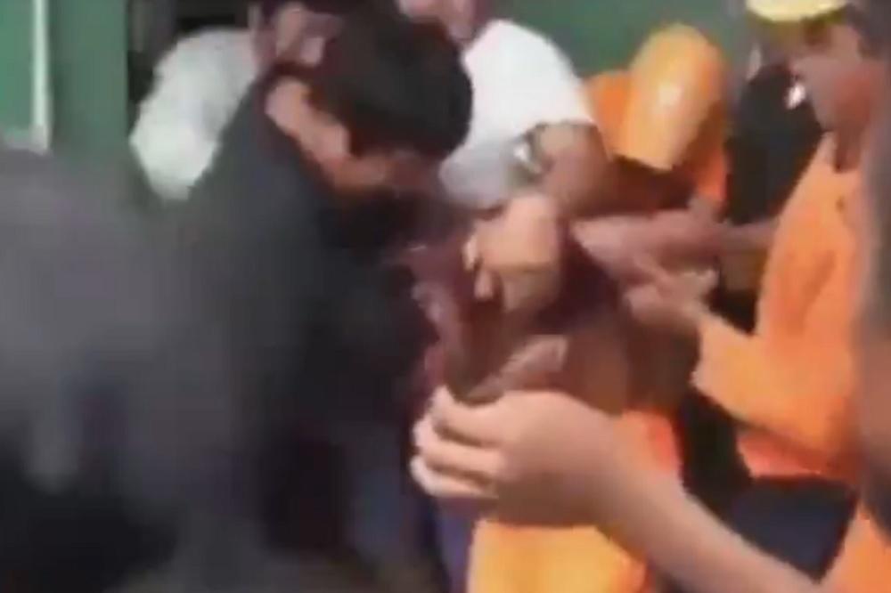 RULJA PRESUDILA PEDOFILU UBICI: Upali u zatvor i obesili ga na ulici! (UZNEMIRUJUĆI VIDEO)