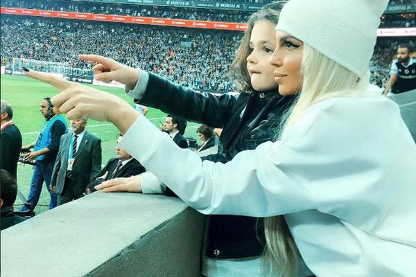 Ćerkica od JK je NAJSLAĐA NAVIJAČICA NA SVETU: NIKA poderala glas bodreći TATA DUŠKA sa tribina! (VIDEO)