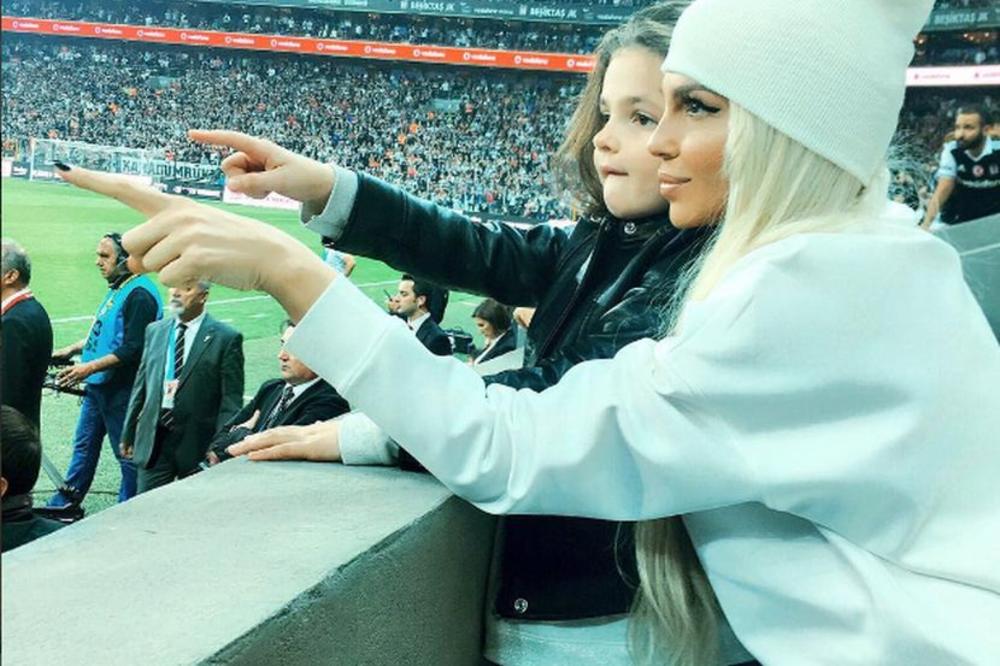 Ćerkica od JK je NAJSLAĐA NAVIJAČICA NA SVETU: NIKA poderala glas bodreći TATA DUŠKA sa tribina! (VIDEO)