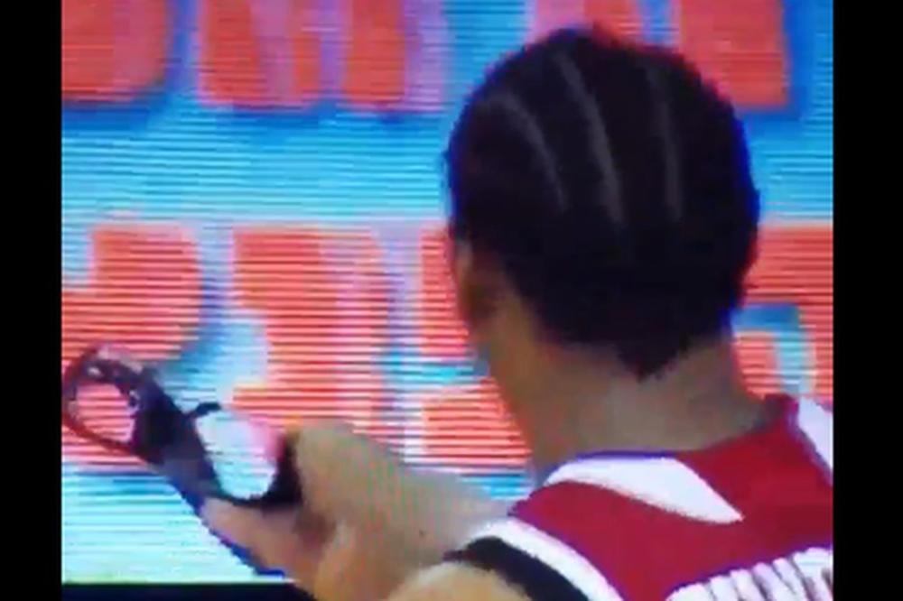 Sudija, ako si slep, evo ti moje naočare! Potez bivše NBA zvezde nasmejao dvoranu! (VIDEO)