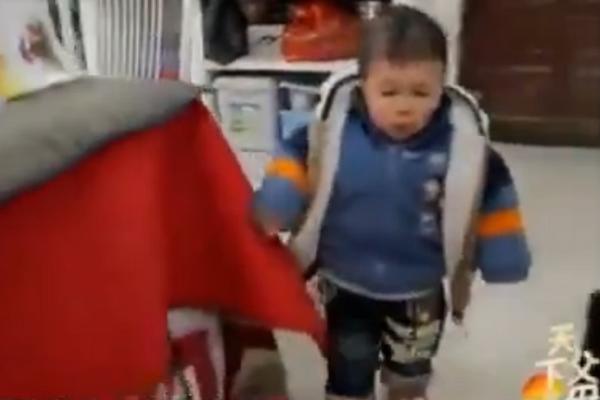 PITANJE GODINE: Kakav sladak mališan! Šta mislite, koliko ima godina? (VIDEO)