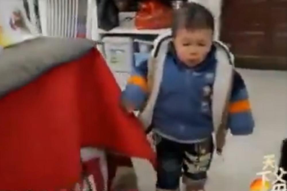 PITANJE GODINE: Kakav sladak mališan! Šta mislite, koliko ima godina? (VIDEO)