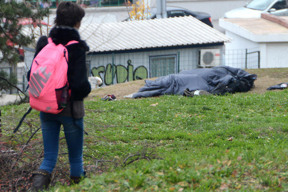 OVO JE NAJTUŽNIJI PRIZOR U BG: Sive vreće u Terazijskom parku kriju MNOGO TUŽNU PRIČU! (FOTO)