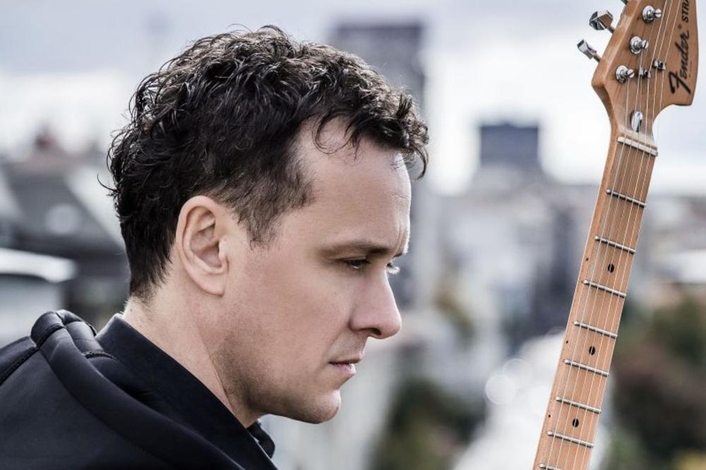 JEDAN OD NAJPOZNATIJIH PEVAČEVIH HITOVA POSVEĆEN JE UPRAVO NJEMU: Tužna priča koja CEPA SRCE stoji iza svega!