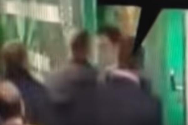 PRIMITIVAC! Predsednik Sportinga pljuvao čoveka po licu i zgrozio planetu! (VIDEO)