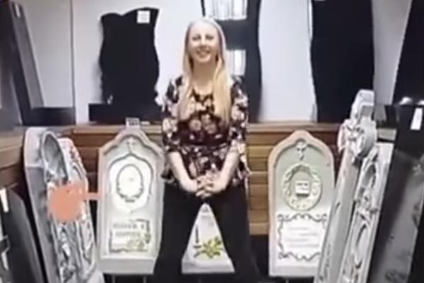 RADILA ČUČNJEVE PORED GROBOVA! Poznata političarka zgranula ceo svet! (VIDEO)