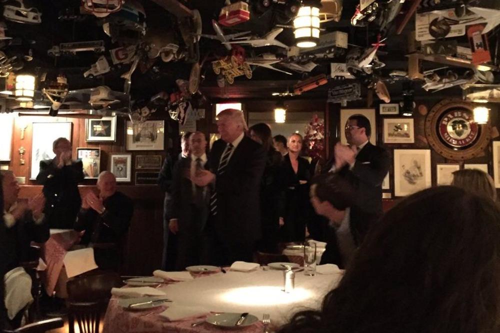 Batalio protokol: Tramp izveo porodicu na večeru (FOTO) (VIDEO)