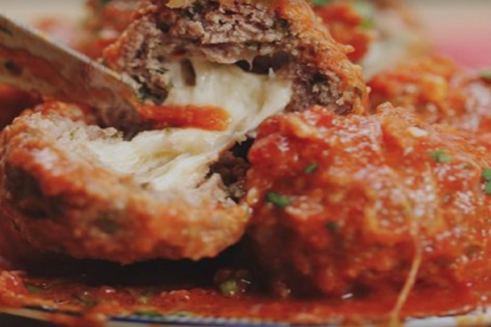 SIR KOJI SRBI OBOŽAVAJU, ALI IH GLAVA BOLI OD CENE: Sada napravite DOMAĆI KOD KUĆE uz 2 SASTOJKA (RECEPT)