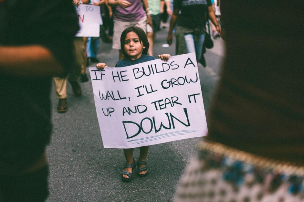 Ukoliko Tramp sagradi zid, ja ću... Najmlađi demonstrant postao HIT u svetskim medijima! (FOTO)