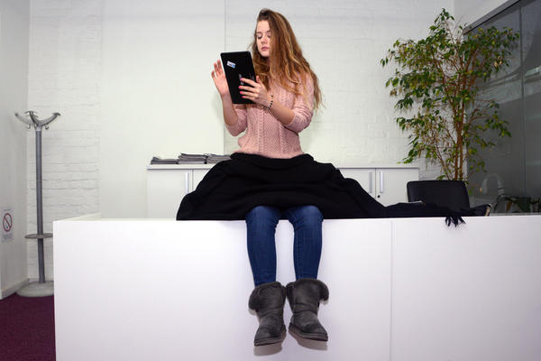 LEPA NOVINARKA ESPRESA ČITA VAM BAJKE I VICEVE: Ali nešto nije u redu s njom?! (VIDEO)