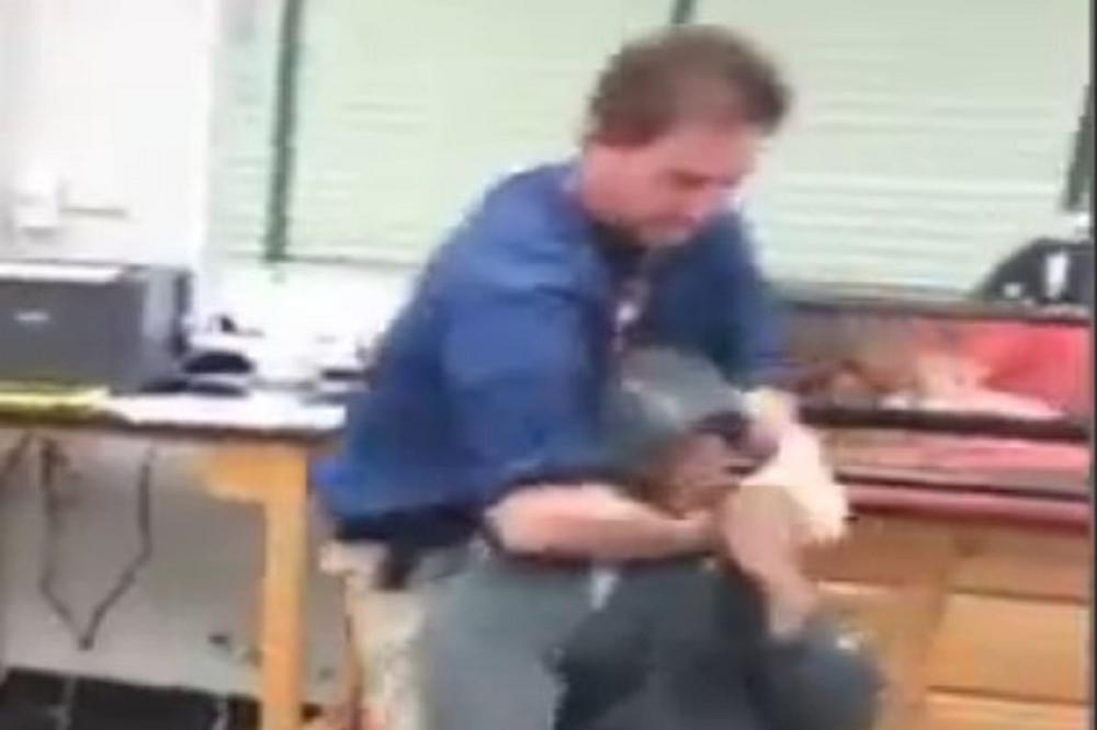 UFC PROFESOR: Potukli se učenici na času, ON IH JE RAZDVOJIO KAO GAZDA! (VIDEO)