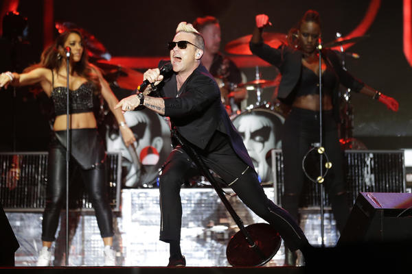 ŠOKIRAO PRISUTNE: Robi Vilijams dezinfikovao ruke nakon rukovanja s fanovima! (FOTO)