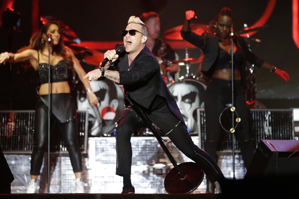 ŠOKIRAO PRISUTNE: Robi Vilijams dezinfikovao ruke nakon rukovanja s fanovima! (FOTO)