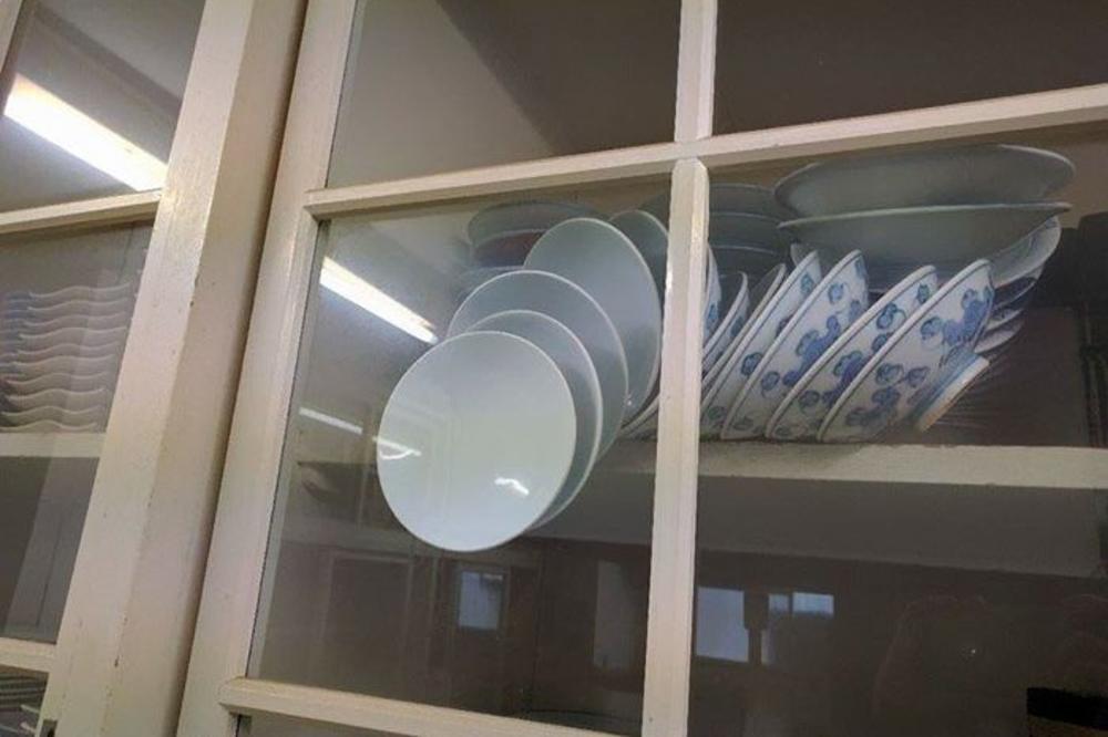 Kako da otvorim kredenac, a da ne razbijem činije?! 16.000 LJUDI na Fejsu sad duma o njenom problemu, a odgovori su PIŠ ŽIVI! (GIF)