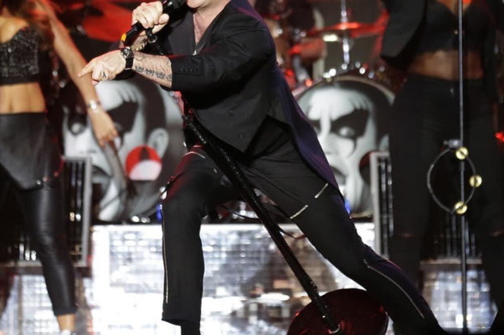 Jedan od najseksepilnijih pevača današnjice priznao da je BI: Ima ženu, decu, ali zaljubljuje se u frajere!