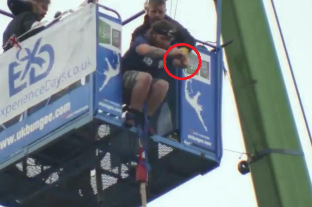 SKOČIO DA BI UMOČIO: Englez se bacio sa bandžija, ali nije zaboravio na čaj u 5! (VIDEO)