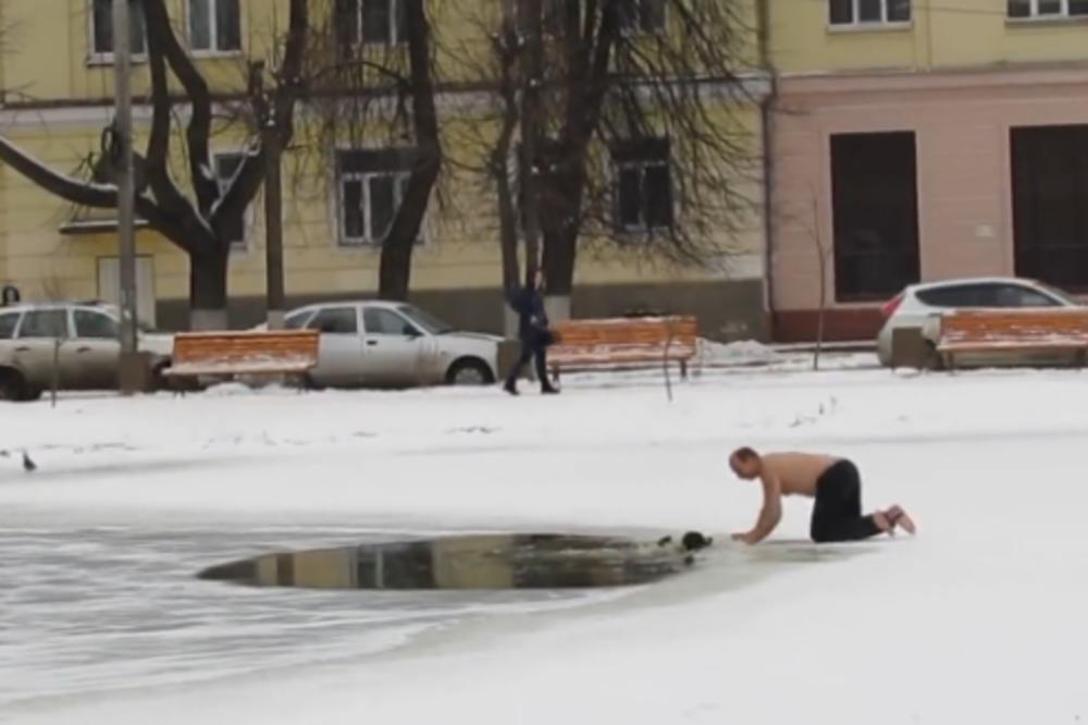 KLASIČAN ČETVRTAK U SIBIRU: Goli Rus spasava psa iz ledenog jezera (VIDEO)
