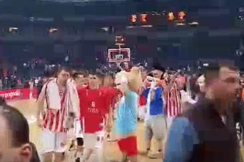 OVO NISTE VIDELI NA TV-U! Maskota osetila na svojoj koži eksploziju ekstaze Zvezdinih igrača! (VIDEO)