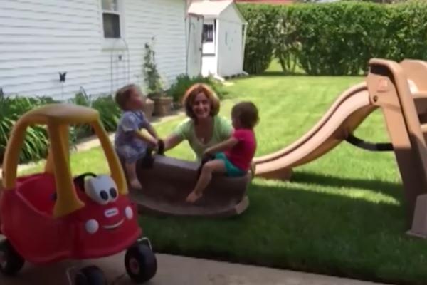 Da li je ovo NAJGORA MAMA IKAD? Ne dajte joj da vam čuva decu NIKAD! (VIDEO)