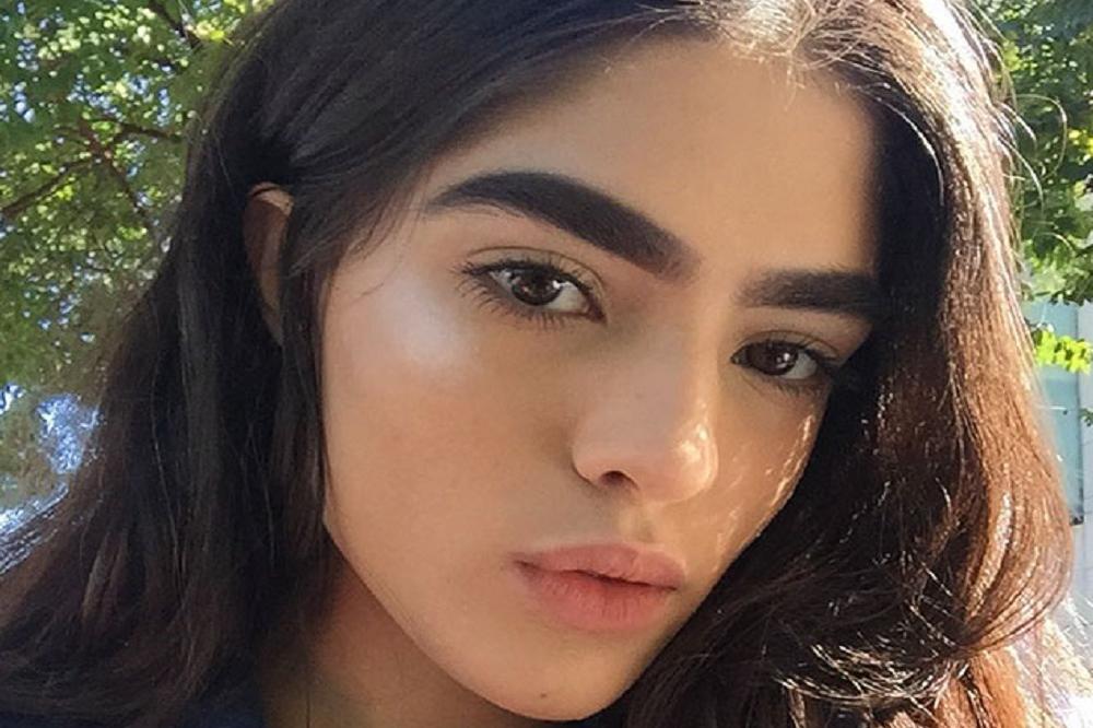 RUGALI su joj se zbog obrva čitavog života, a onda im je njen potez ZAPUŠIO USTA! (FOTO)