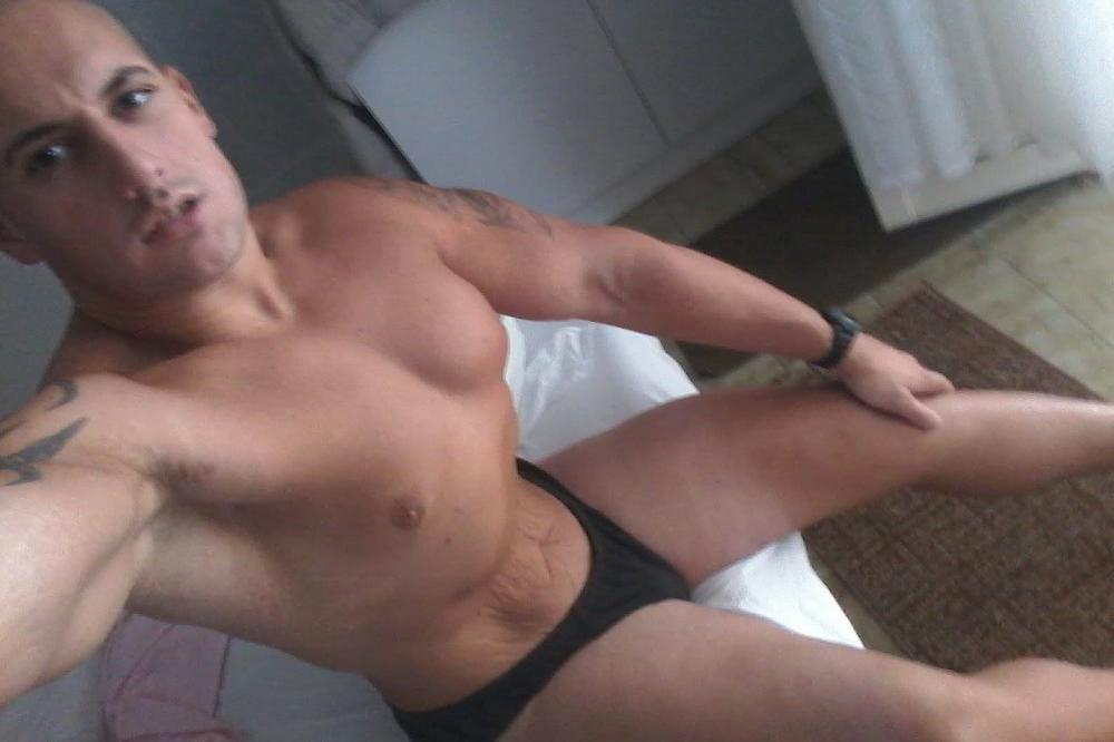 Želim da odem sa primitivnog Balkana i postanem - PORNO GLUMAC! Oglas ovog Hrvata je ULTIMATIVNI HIT na FB! (FOTO)