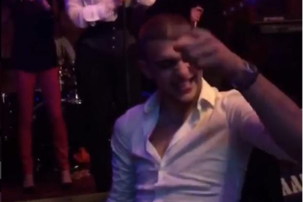 Šta radi Veljko dok mu majka peva na uvce: HAOS I LUDILO za stolom mladog Ražnatovića! (VIDEO)