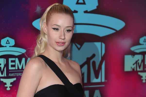 Izabrali je za ŽENU GODINE a ona nahvalila svoju VAGINU!