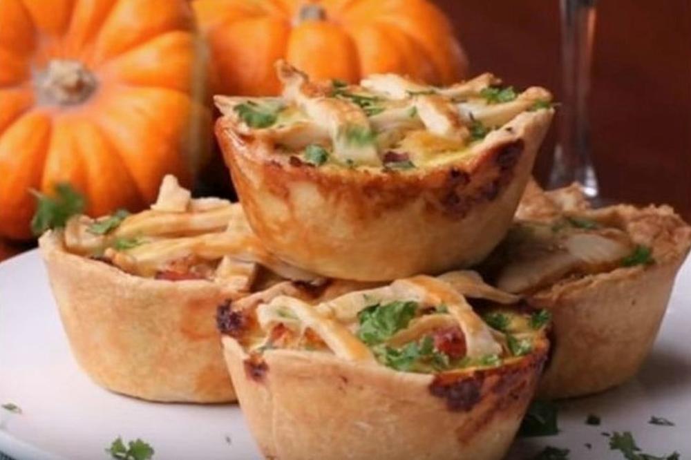 Oduševite nekoga i napravite savršene mini pite sa slaninom i lukom! (FOTO) (VIDEO)