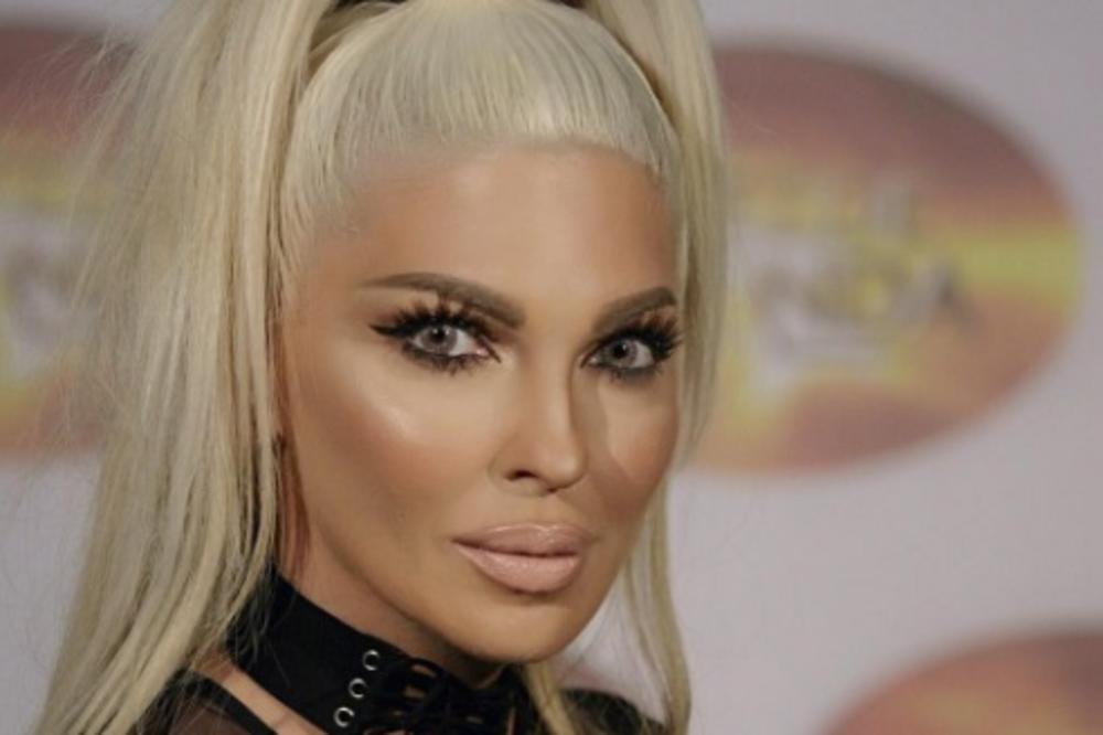 DEČACI PLAČU KAD VIDE DEKOLTE NA OVOJ FOTKI JK: A muškarci se povuku negde u senku i TIHO JECAJU! (AUUU FOTO)