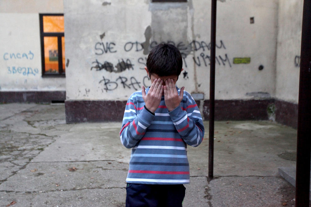 ZAŠTO O OVOM NIKO NE PRIČA?! Horor u srpskim školama: Povređeno na desetine dece!!! (VIDEO)