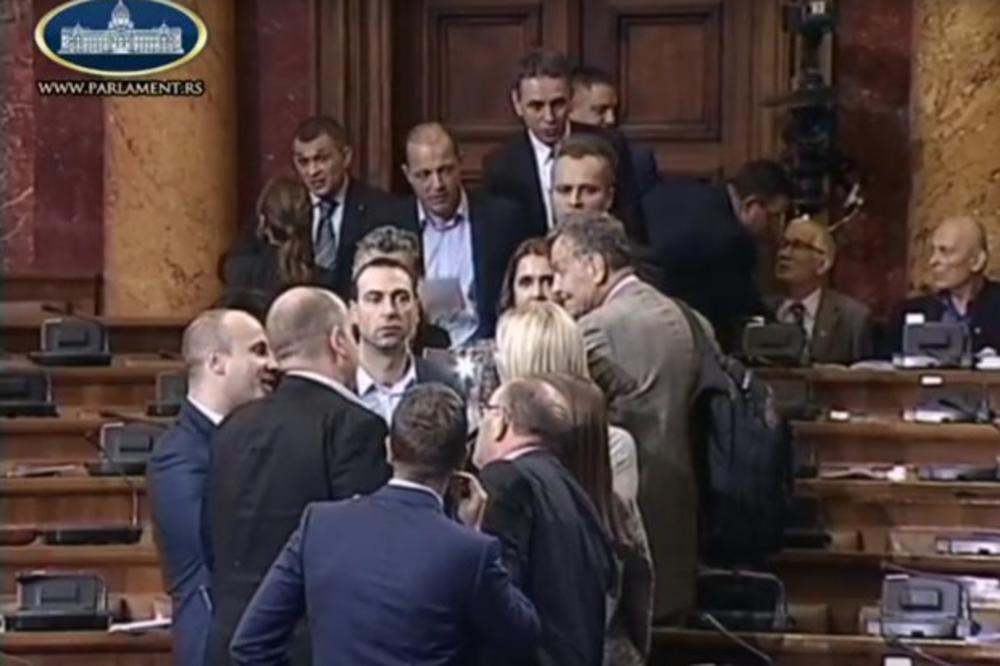 CIRKUS SE NASTAVLJA! Dveri: Članovi SNS degeni koji su svuda oko nas, maloumnici sa tri zuba u vilici?