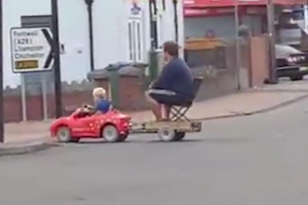 Zamislite kao izgleda kada klinac pokupi svog ćaleta i poveze ga?! (FOTO)