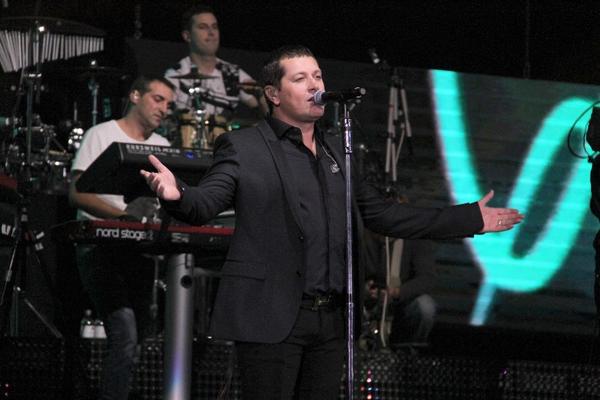 Upoznali smo mu ženu, ali tek sad je na red došao i najlepši član porodice - sestra! Ista kao Aca Pejović, samo plava! (FOTO)