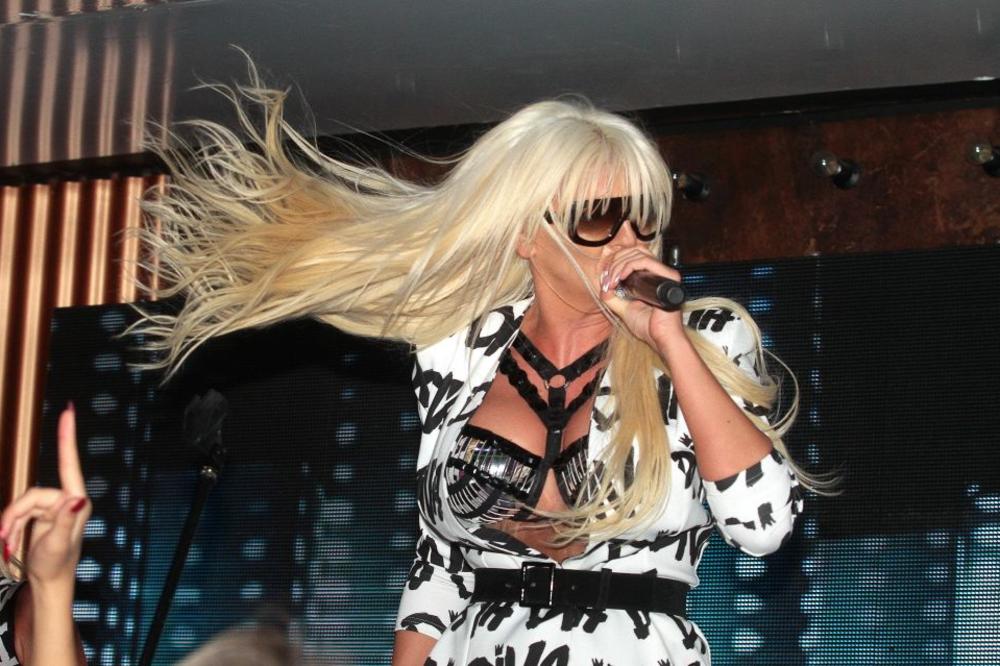 SKROZ GOLA GUZA NA BINI: JK dominirala, ali kada se okrenula publika je zanemela! (FOTO)