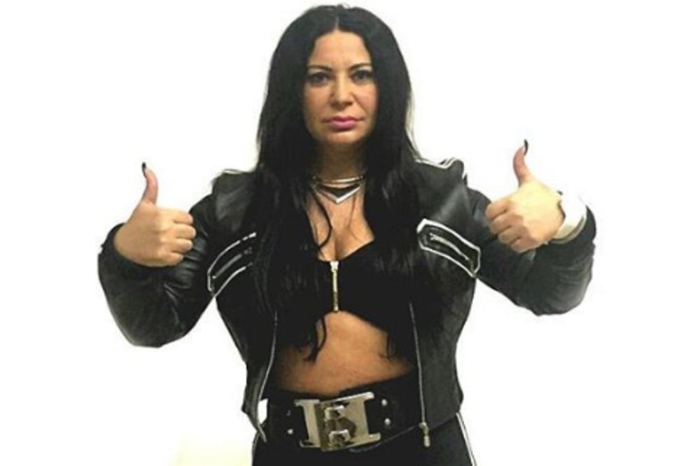 KAKVA PROMENA Je l moguće? Stoja se pojavila prvi put nakon zatezanja lica i ona je IZNEVEROVALA! (FOTO)