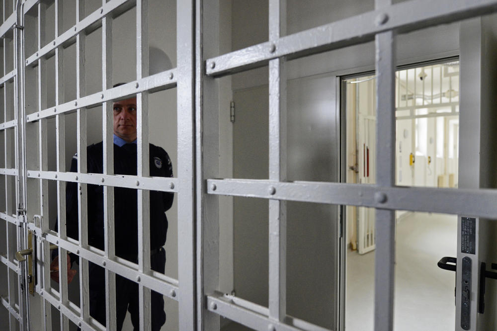 ZATVORENIK ALEKSANDAR SEBI PREREZAO VRAT: Čuvar u Zabeli naišao na užas!