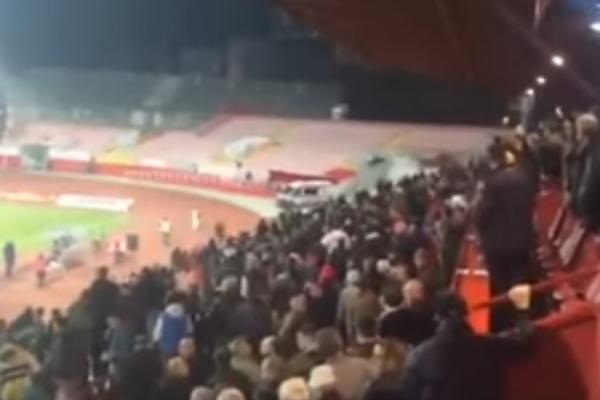 Grobari vređali Lale, pravili haos, pa prekinuli utakmicu na kojoj Partizan nije ni igrao! (VIDEO)