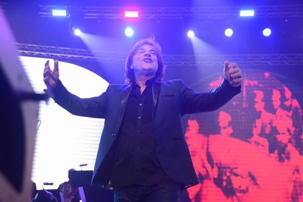 Ludilo u Areni, publika u transu! Na ovom koncertu Dugmići su uradili nešto potpuno neočekivano, a na binu je izašao... (FOTO) (VIDEO)