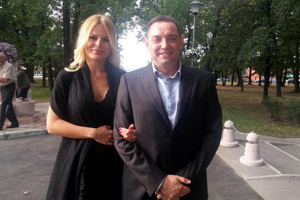 TETKA IZ KANADE JE GLAVNA FORA U SRBIJI: Hit reakcije na VULINOVO OBJAŠNJENJE VEKA (FOTO)