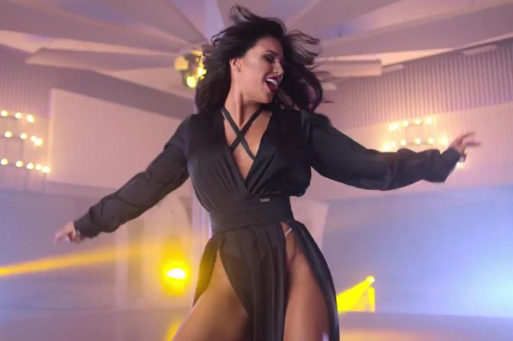 Stanija izazvala burne reakcije novom fotkom: IZVADILA REBRA ili se ozbiljno FOTOŠOPIRALA? (FOTO)