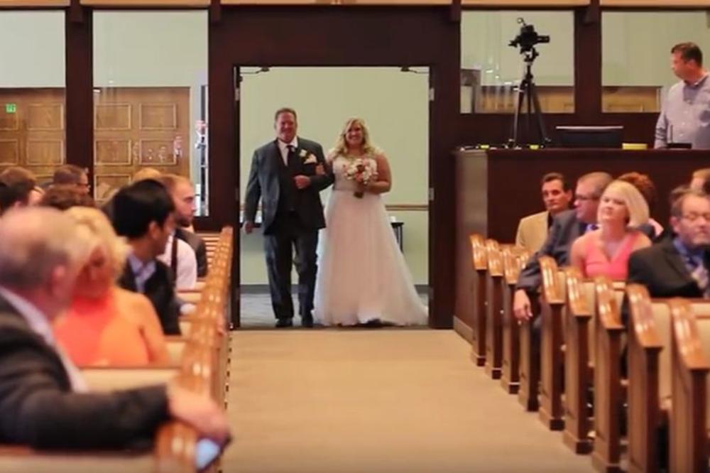 Neprocenjiva reakcija jednog mladoženje: Kada je video svoju mladu uradio je nešto čudesno! (VIDEO)